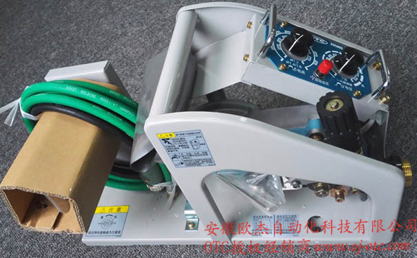 Máy đẩy dây OTC CM8202 Series 8 - Góc nhìn tổng thể