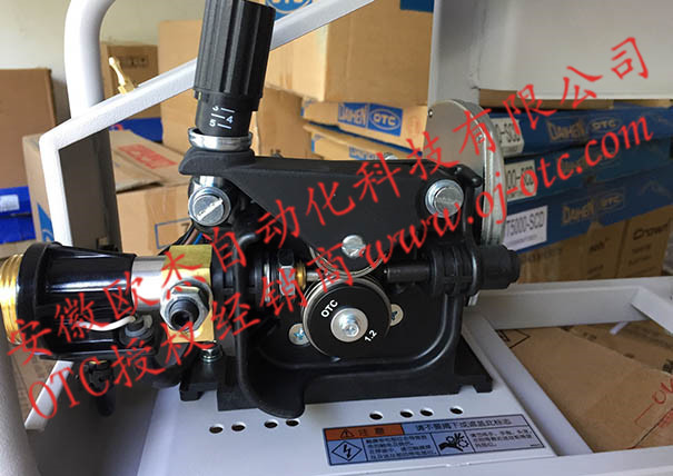 Máy đẩy dây OTC CM-6201 - Chi tiết con lăn đẩy dây