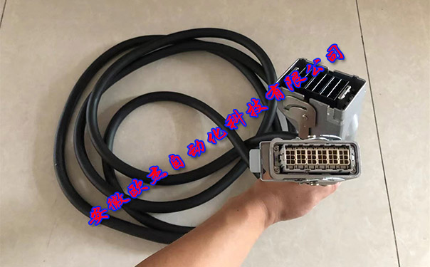 Cáp OTC DAIHEN L20318C00 với đầu nối đặc biệt